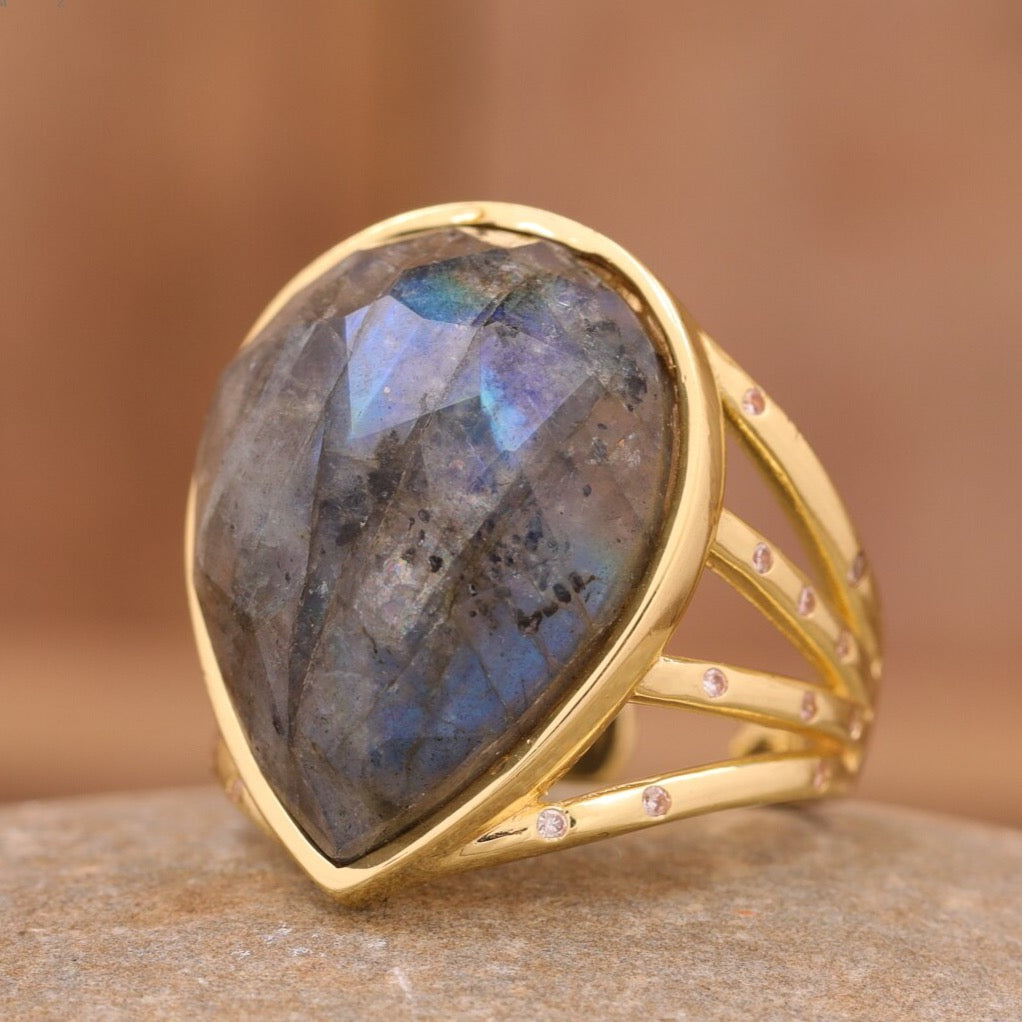 Labradorite Teardrop Stone Ring - Effortless Elegance